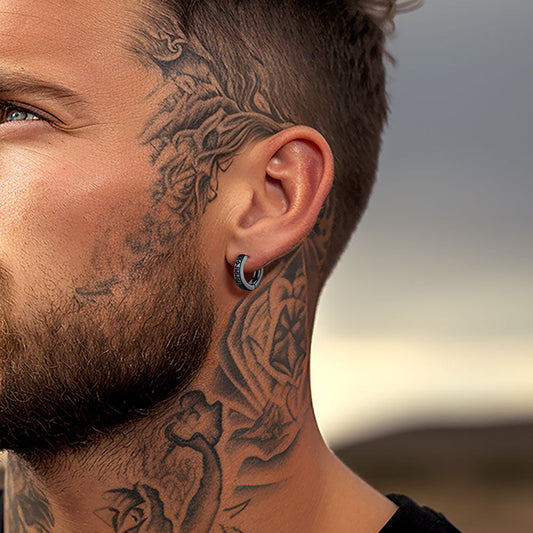 Brincos de argola Huggie com runas nórdicas Viking Runas nórdicas para homens e mulheres
