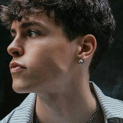 Brincos de caveira flamejante gótica para homens