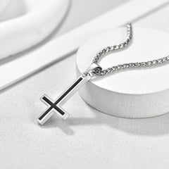 Colar de cruz invertida esmaltada masculino