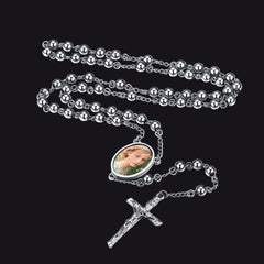 Rosário personalizado com contas em cruz e colar com imagem feminina e masculina