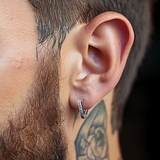 Dreieckige Huggie-Creolen aus Sterlingsilber mit schwarzem Zirkonia für Herren