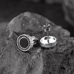 Brincos de pino Viking Rune de prata esterlina e ônix preta para homens