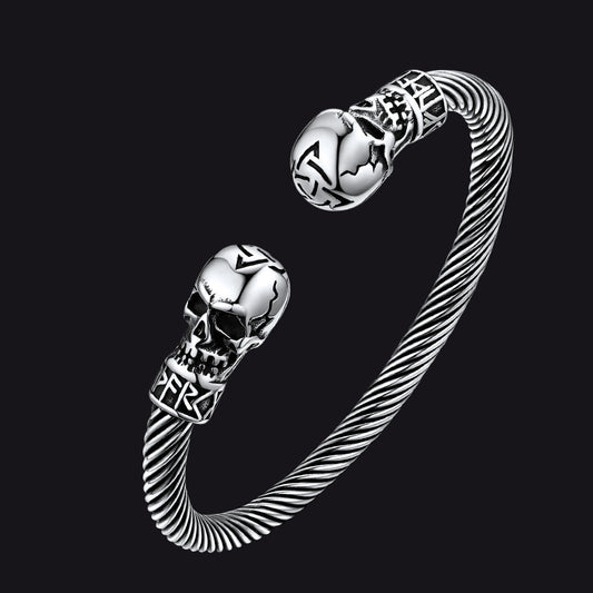 Verstellbarer Armreif mit Totenkopf-Manschette