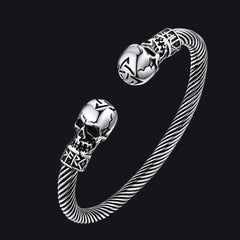 Verstellbarer Armreif mit Totenkopf-Manschette