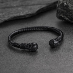 Verstellbarer Armreif mit Totenkopf-Manschette