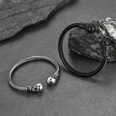 Verstellbarer Armreif mit Totenkopf-Manschette