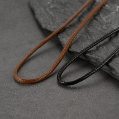 Conjunto de pulseira e colar com corrente de couro trançado