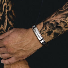 Individuell geflochtenes schwarzes graviertes Lederarmband