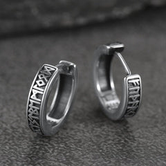 Brincos de argola Huggie com runas Viking de prata esterlina e runas Viking nórdicas