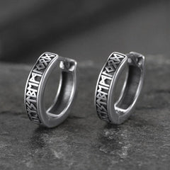 Brincos de argola Huggie com runas Viking de prata esterlina e runas Viking nórdicas