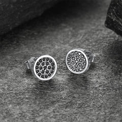 Brincos de pino Viking Rune com zircônia preta e ônix e runas de 10 mm