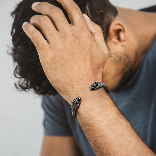 Pulseira com anel e punho de cabeça de lobo viking