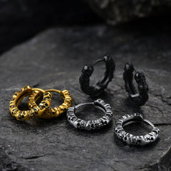 Brincos de argola Huggie com caveira gótica para homens e mulheres