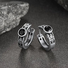 Brincos de argola Huggie com nó celta de ônix preto para homens