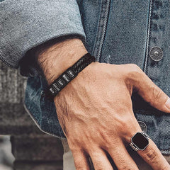 Pulseira de couro trançado com nome personalizado e contas personalizadas