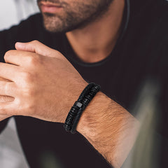 Wikinger-Armband aus geflochtenem Leder mit schwarzer Gravur