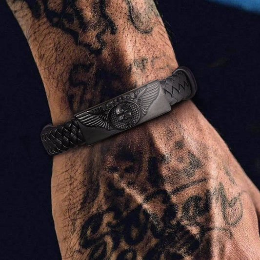 Schwarzes geflochtenes Lederarmband mit Totenkopfflügel